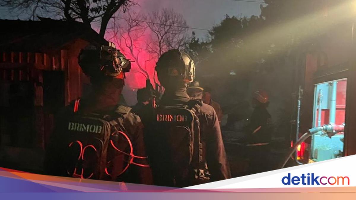 Brimob Polda Metro Bantu Pengamanan Objek Vital SPBE Cimuning yang Terbakar