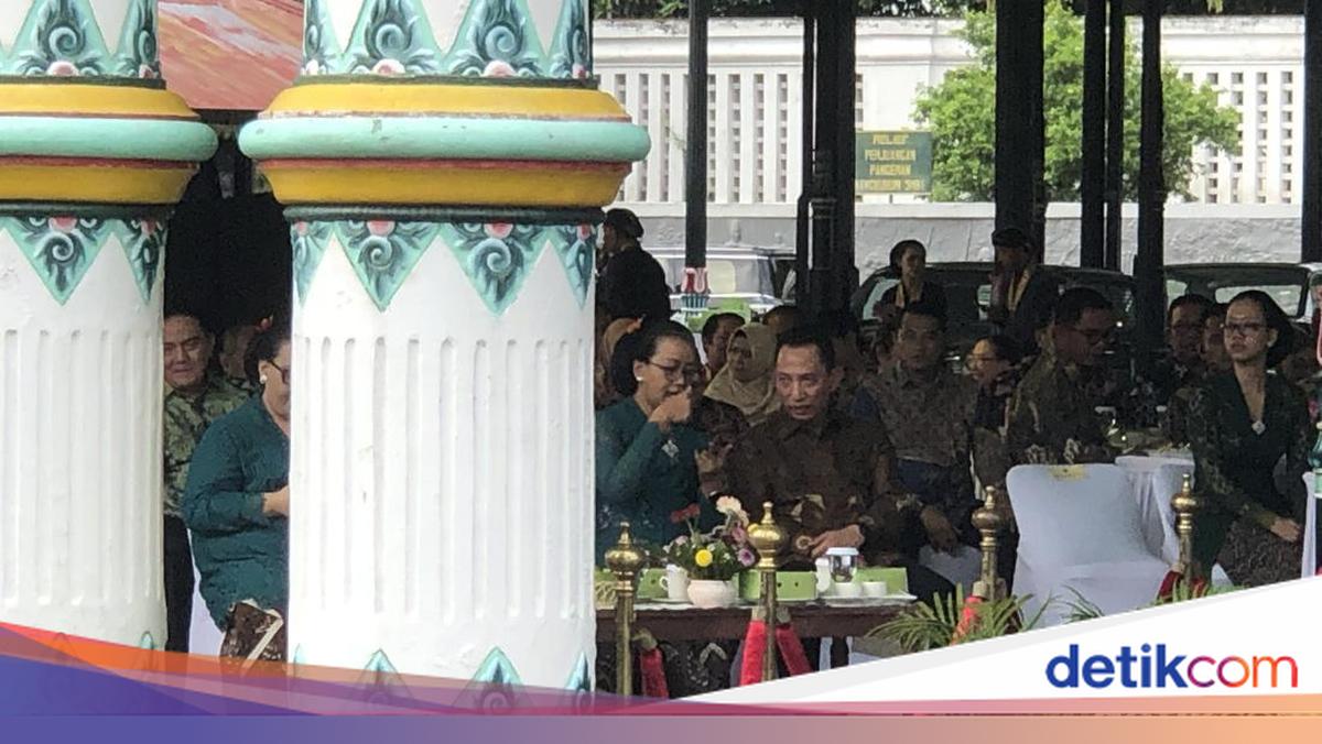 Kapolri Jendral Listyo Sigit Probowo menghadiri Kirab memperingati HUT ke-80 Sultan Hamengku Buwono X di Kagungan Dalem Pagelaran Keraton Ngayogyakarta Hadiningrat, hari ini.

Via @detikjogja_