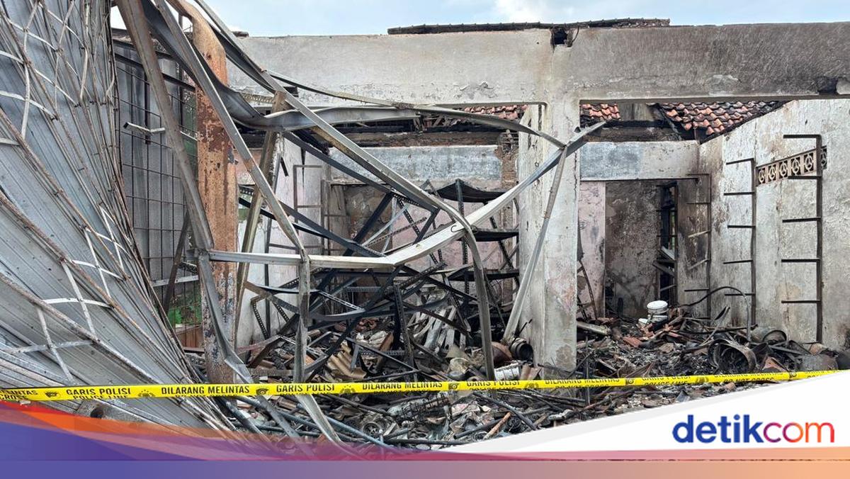 Belasan Rumah-Kios Hangus Imbas Kebakaran di SPBE Cimuning Bekasi