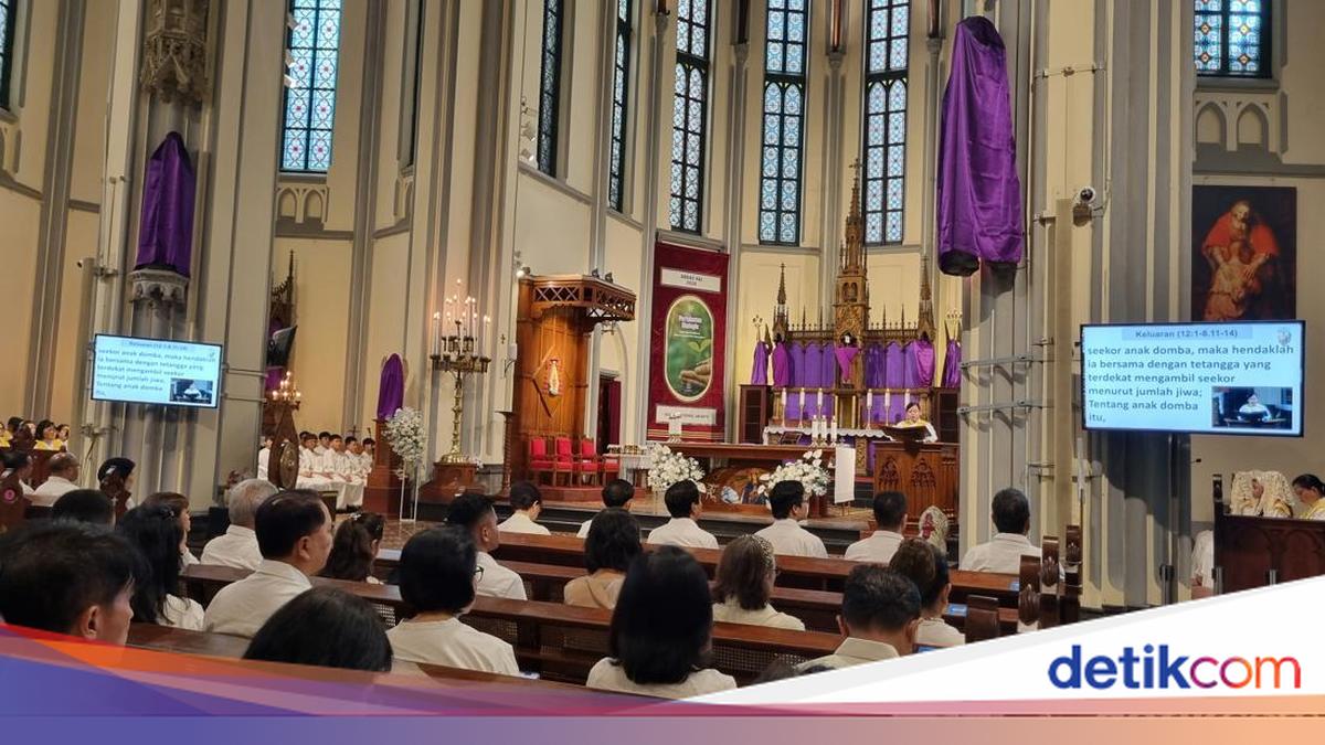 Ribuan Umat Khidmat Jalani Misa Kamis Putih di Katedral Jakarta