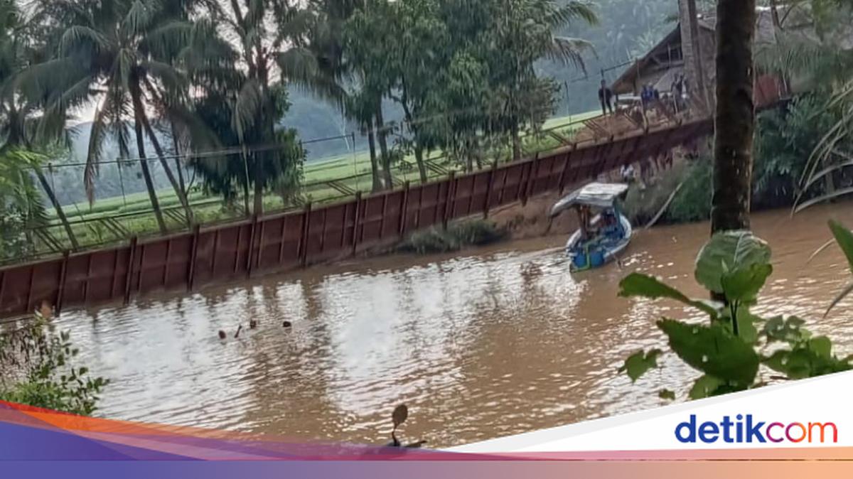 Jembatan gantung di Sukabumi putus saat warga hendak memilih dalam Pilkades, menyebabkan tiga orang terjatuh. Korban berhasil diselamatkan, akses dialihkan.

Via @detikjabar_