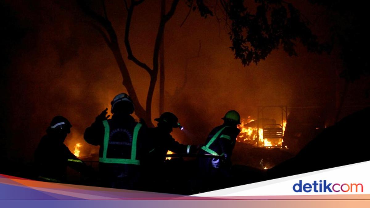 Kebakaran SPBE Cimuning Bekasi Rusak 10 Rumah dan 1 Musala, 12 Orang Terluka