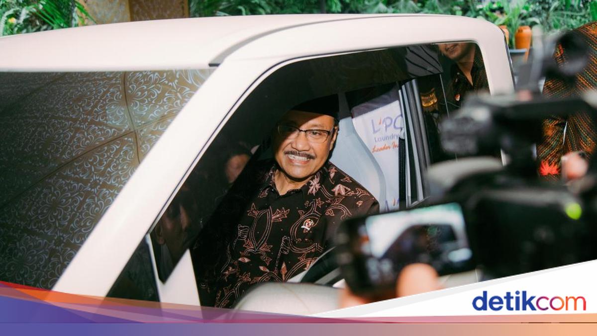 Uji Coba Budaya Kerja Baru, Gus Ipul Ngantor Pakai Mobil Listrik