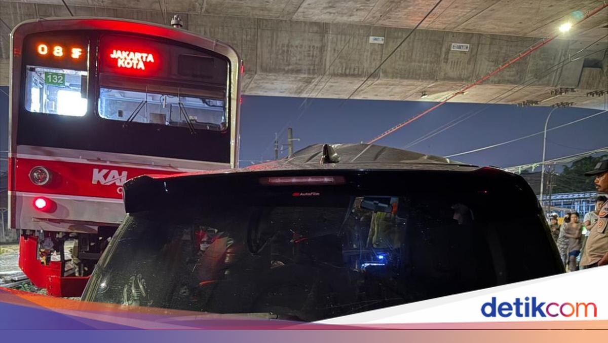 Kronologi Mobil Tertemper KRL di Bogor hingga Pengemudi Kabur