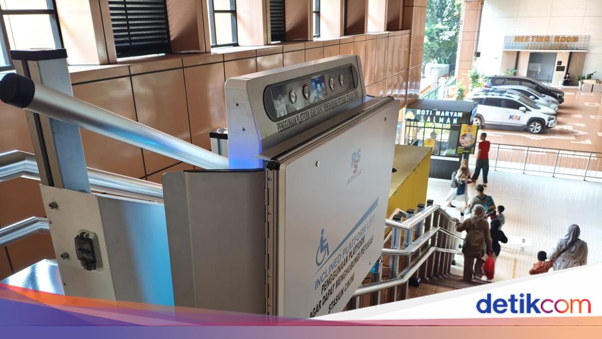 Melihat Lift Tangga di Stasiun Cikini, Permudah Akses Difabel dan Lansia