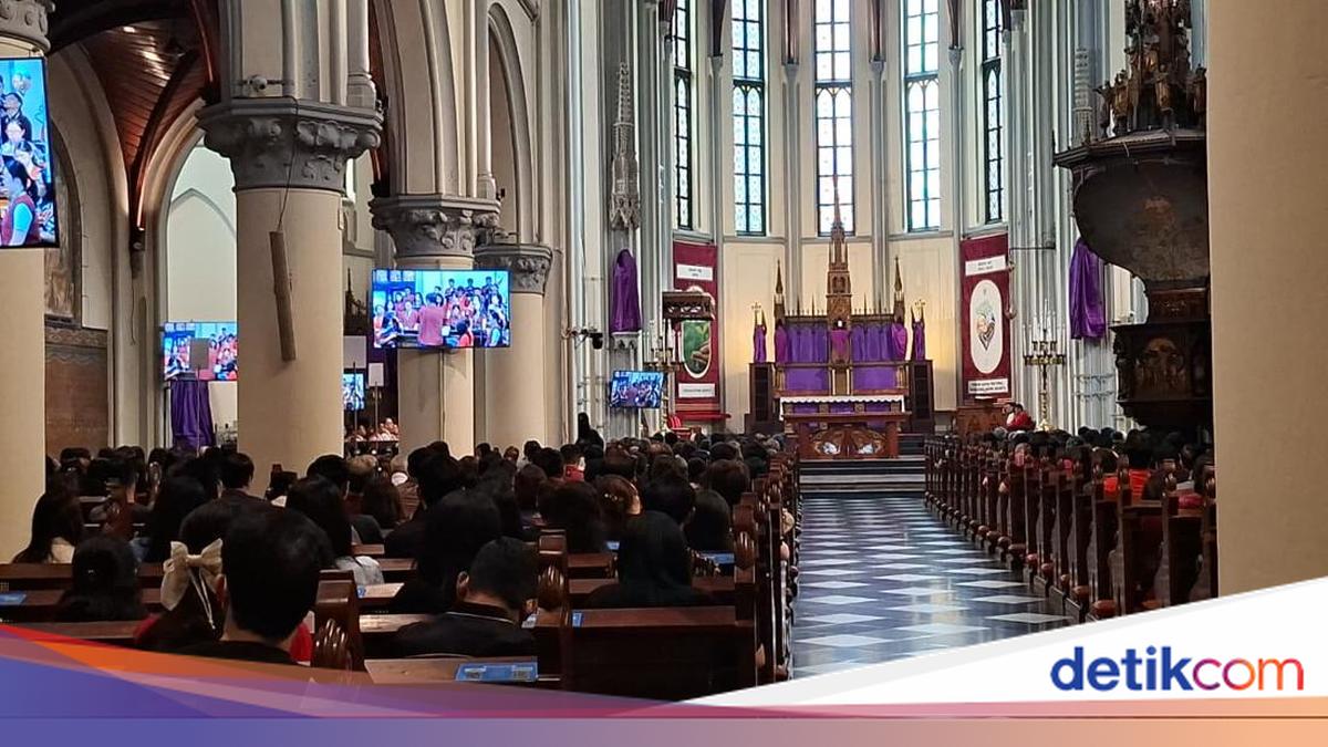 Ribuan Jemaat Khidmat Ikuti Misa Jumat Agung di Gereja Katedral Jakarta