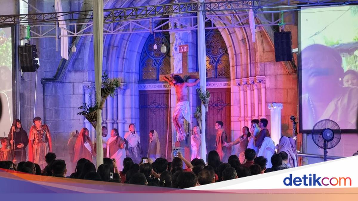 Cerita Aaron Puasa-Menangis Perankan Yesus dalam Jalan Salib Kreatif Katedral