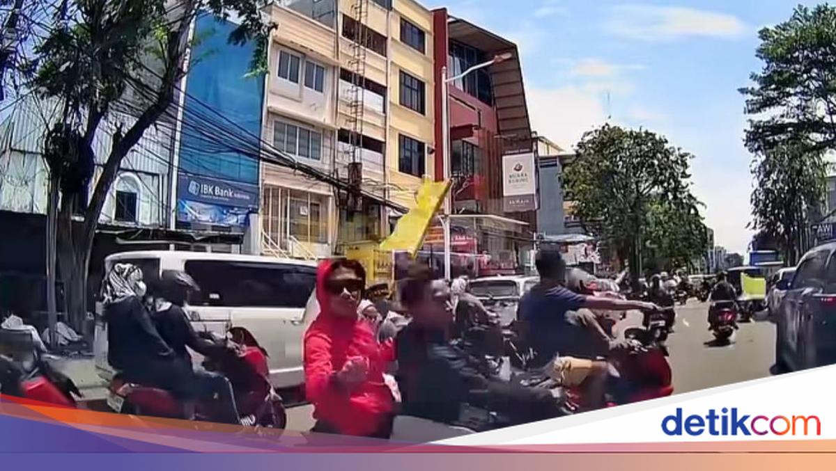 Aksi Arogan Pengiring Jenazah di Jakut: Blokir Jalan-Tendang Mobil