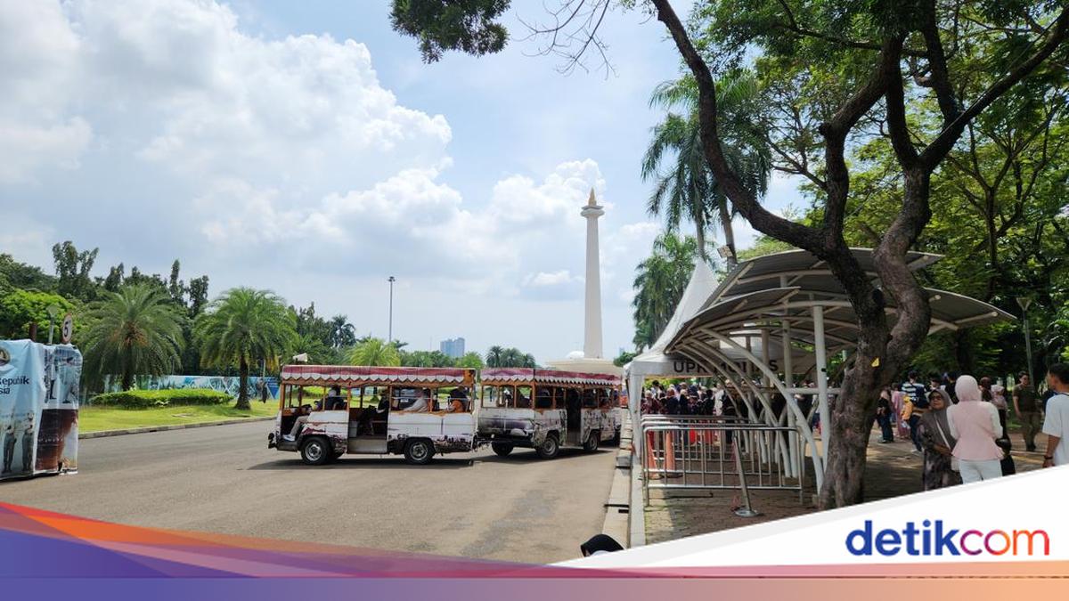 Monas Dipadati Pengunjung saat Long Weekend, Warga Antre Kereta Wisata