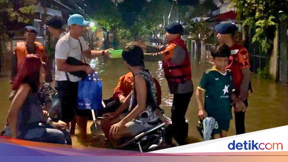 Banjir di Pamulang Tangsel, Polisi Evakuasi Warga Pakai Perahu Karet