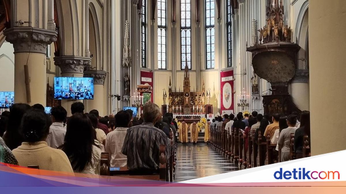 Ribuan Jemaat Khidmat Ikuti Misa Minggu Paskah di Katedral Jakarta