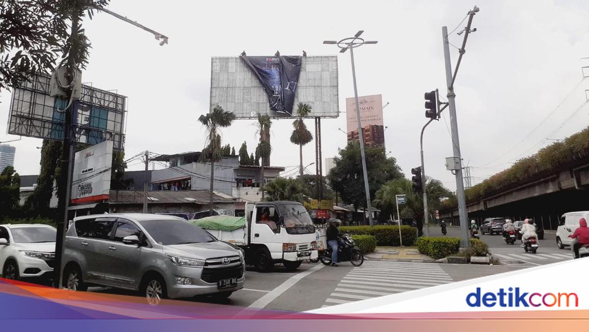 Bikin Resah Warga, Baliho 'Aku Harus Mati' Diturunkan Satpol PP DKI