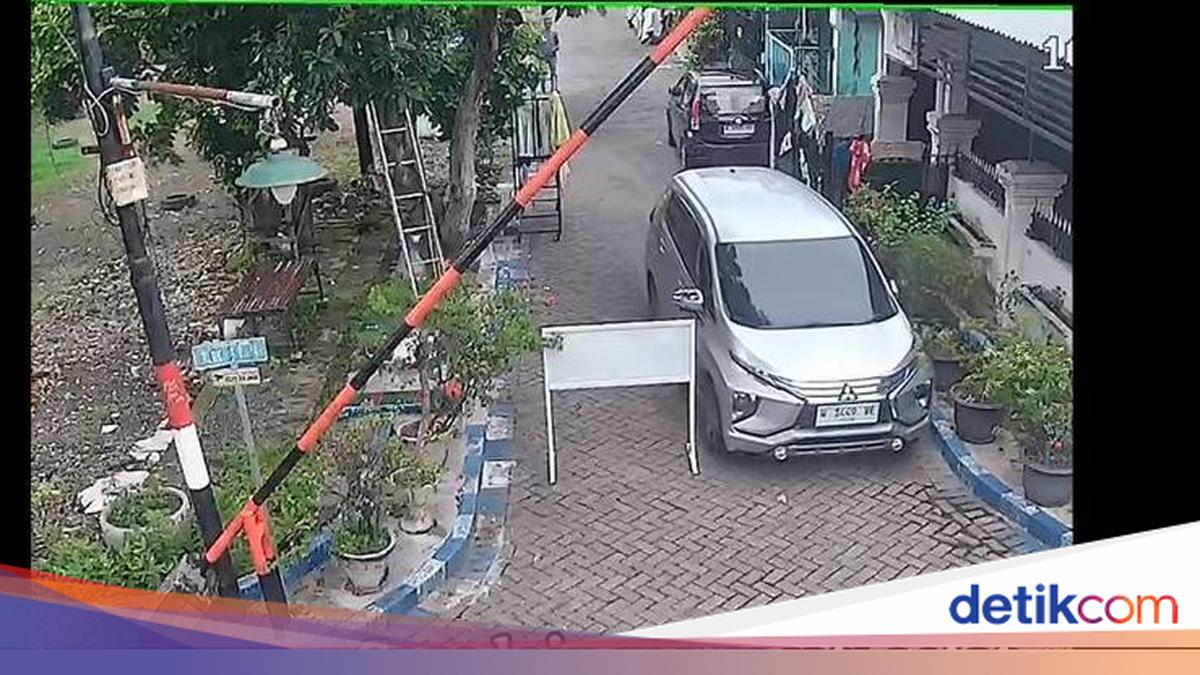 Aksi seorang pria lansia yang menutup jalan alternatif di Perumahan Sidokare Asri, Sidoarjo hingga viral dengan julukan 'Selat Hormuz Sidokare' akhirnya terungkap. Pria berinisial MH (66) itu buka suara!

via @detikjatim_