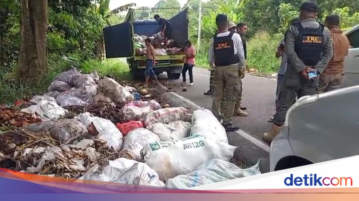 3 Pria di Pandeglang Buang Sampah Sembarangan, Terancam Denda Rp 200 Juta