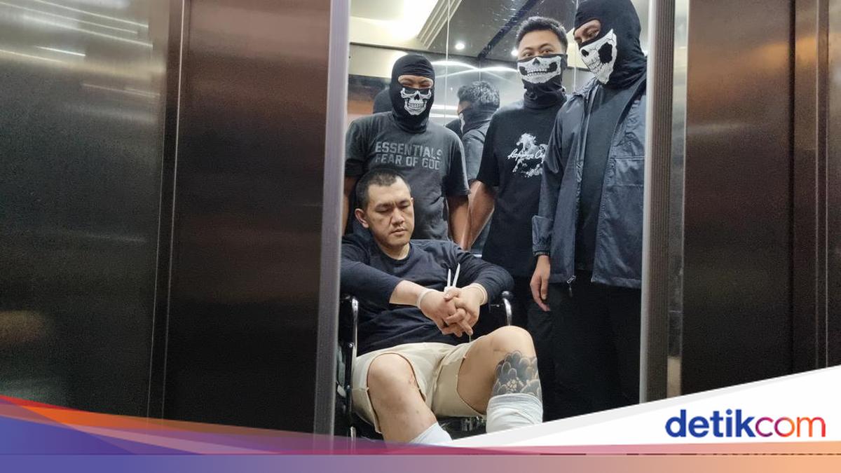 DPO Narkoba Andre The Doctor Tiba di Bareskrim, Tangan Diborgol-Kaki Diperban