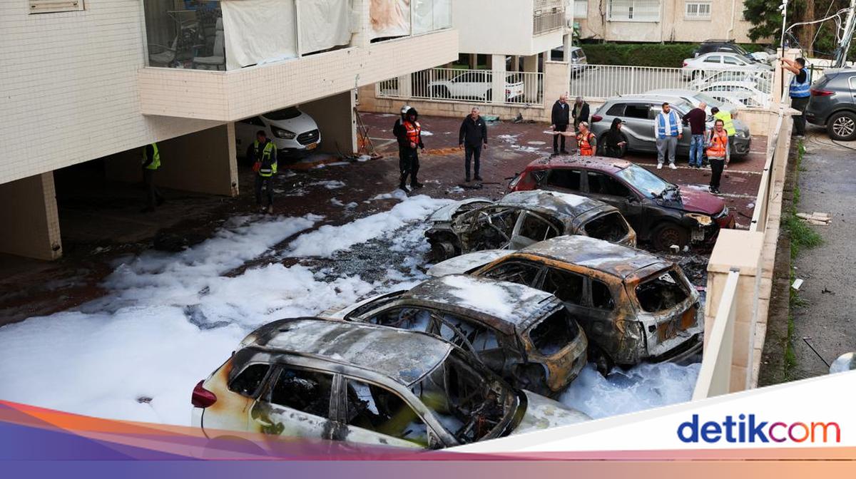 Rudal Iran Hantam Petach Tikva, Kendaraan Hangus Berserakan