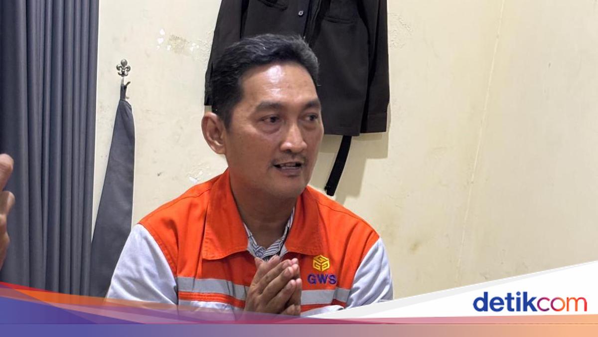 Ledakan terjadi di area scrap yard PT Great Wall Steel Sidoarjo, Senin (6/4) sekitar pukul 14.30 WIB. Peristiwa ini diduga terjadi saat proses pemotongan besi tua menggunakan las blender.

Via @detikjatim_