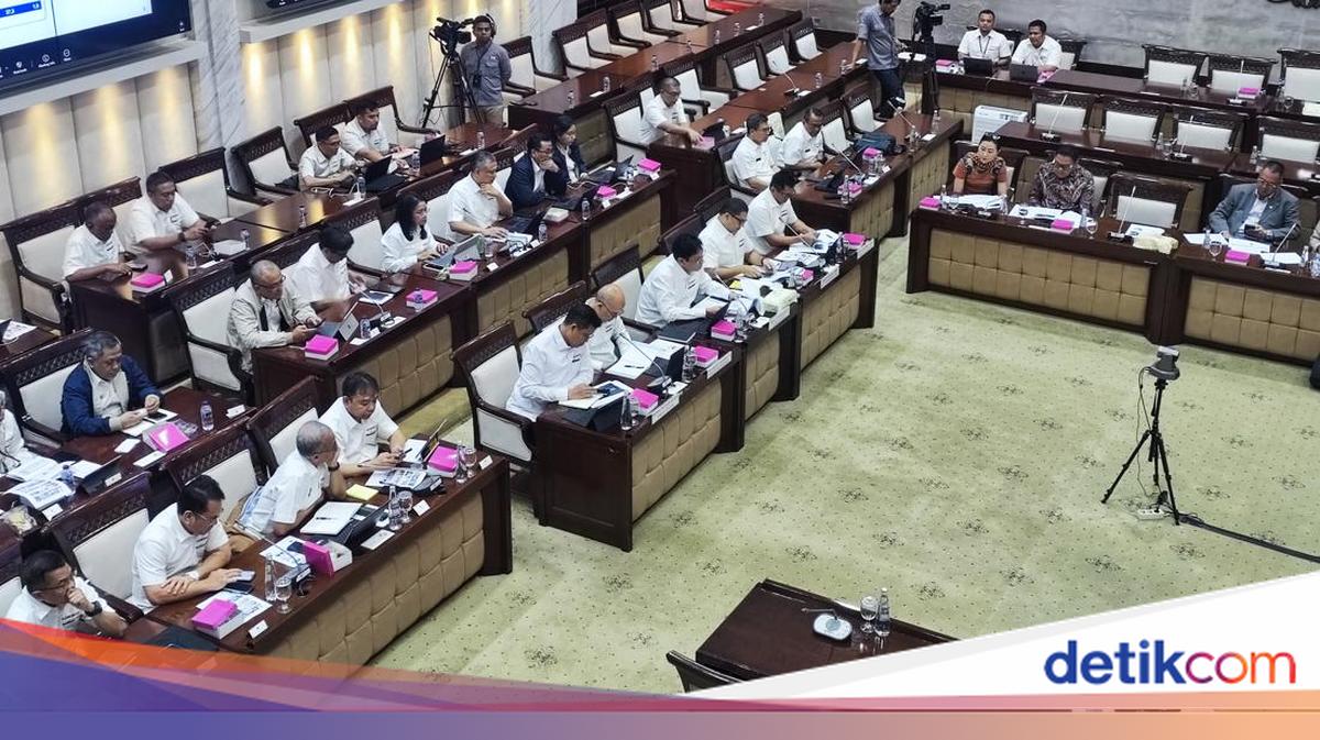 Anggota DPR Tepuk Tangan Saat Purbaya Jamin BBM Subsidi Tak Akan Naik di 2026