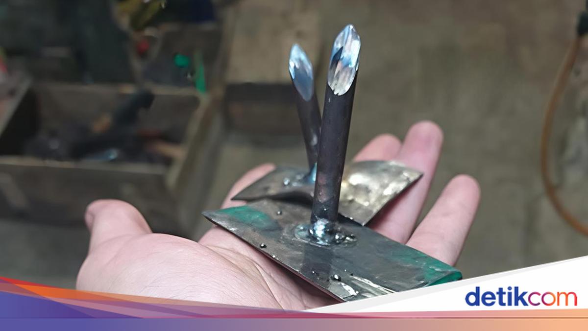 Perjalanan di Desa Majakerta, Indramayu, terganggu oleh ranjau besi yang menyebabkan ban kendaraan kempis. Ini penampakan ranjaunya!

Via @detikjabar_