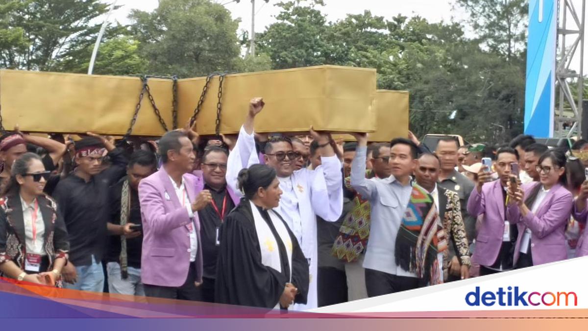 VP Gibran Carries Cross at Kupang Easter Parade to Promote Unity and Tolerance