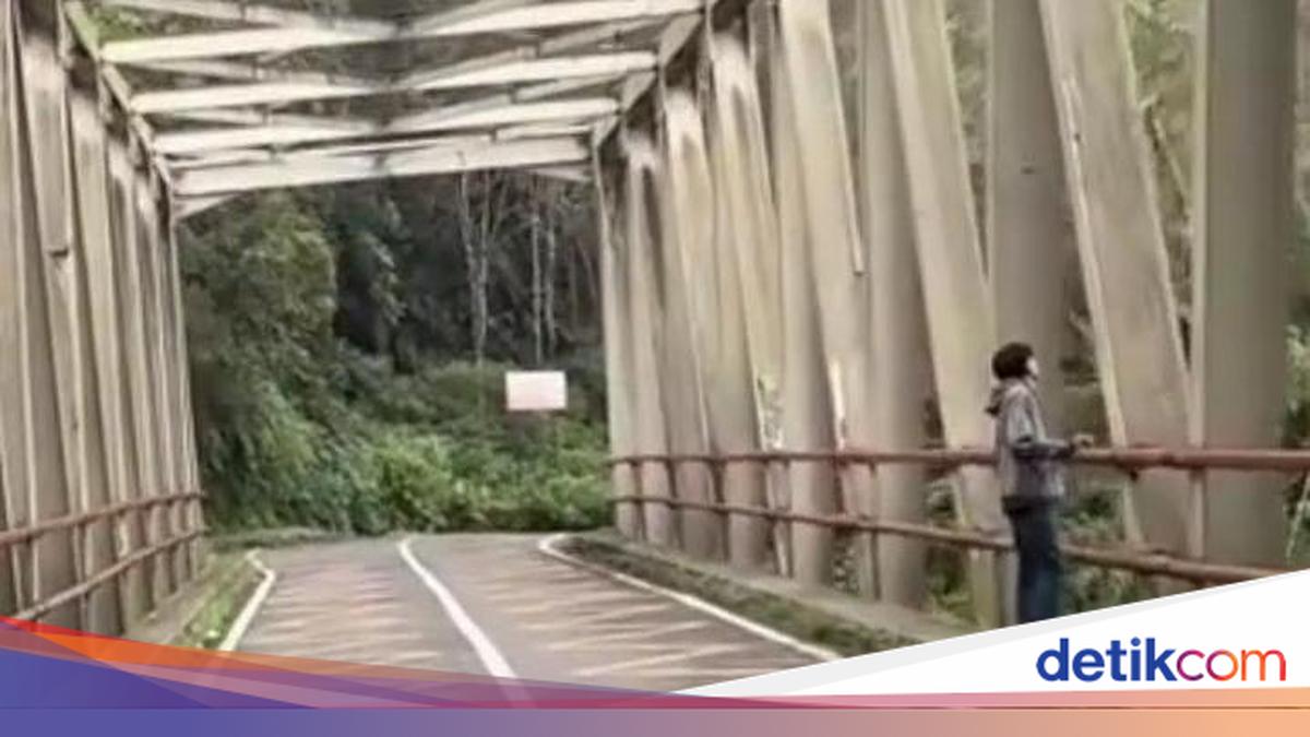 Momen terakhir sosok pemuda di Jembatan Cangar yang diduga hendak bunuh diri tak sengaja terekam dan viral di media sosial. 

Via @detikjatim_