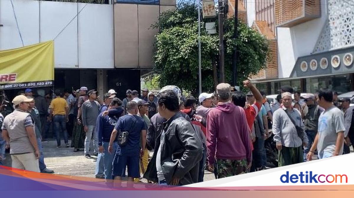 Sosialisasi parkir digital yang digelar Dishub Surabaya diwarnai kericuhan di Mayar Kertoarjo. Akibatnya, petugas Dishub dan para jukir sempat bersitegang di kawasan tersebut.

Via @detikjatim_