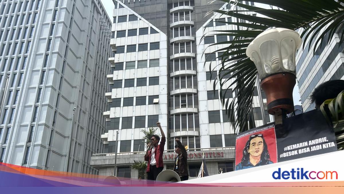 Mahasiswa Gelar Aksi di MK, Tuntut Kasus Andrie Yunus Diadili di Peradilan Umum