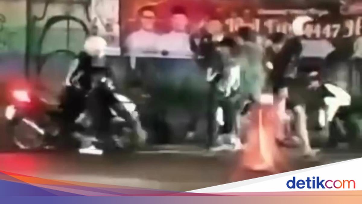 Polisi menangkap 12 pelaku pengeroyokan di Cimahi. Aksi brutal ini melibatkan lebih dari 100 orang. Korban mengalami luka serius dan kehilangan barang.

Via @detikjabar_