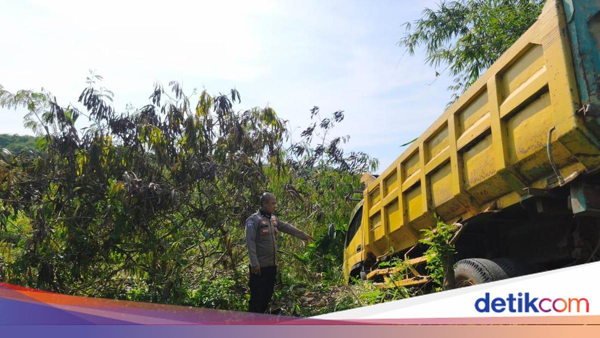 Truk Nyaris Masuk Jurang di Bogor Usai Ganjalan Lepas Saat Dipanaskan