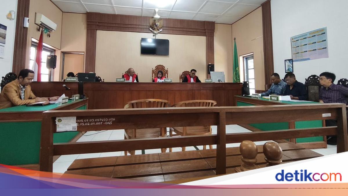 Paku Buwono XIV Purboyo saat ini tengah menghadapi gugatan dai Gusti Moeng terkait konflik di Keraton Solo. Selengkapnya di sini!

Via @detikjatengcom