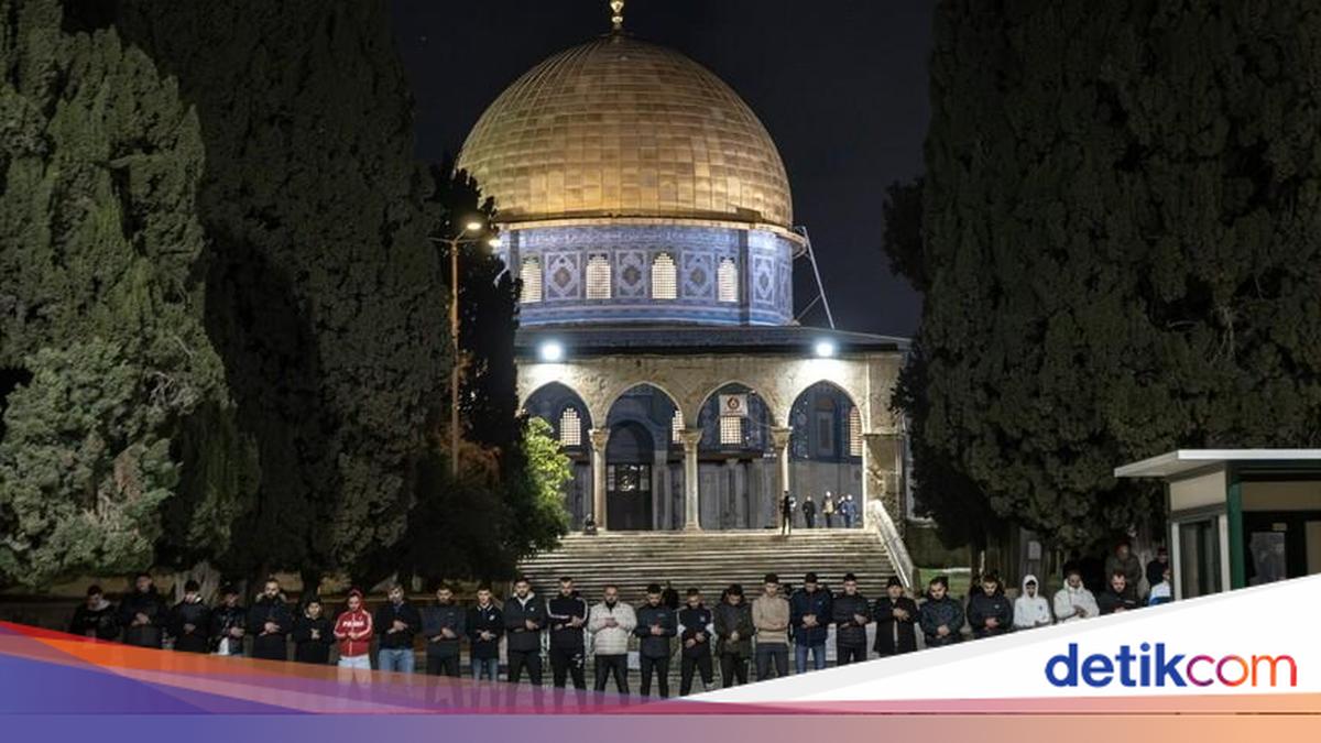 Masjid Al-Aqsa Kembali Dibuka, Ratusan Warga Palestina Salat Subuh ...