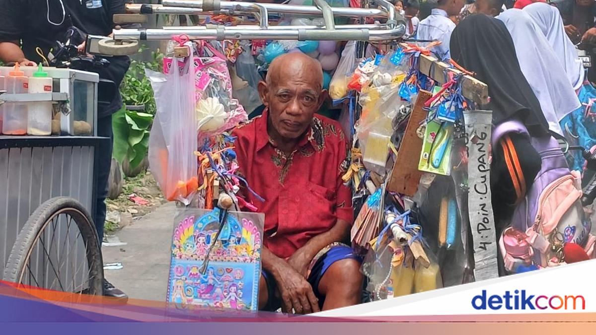 Potret Hari-hari Pak Tarno Keliling Jual Mainan Pakai Kursi Roda