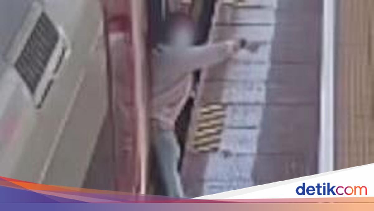 Penumpang Tahan Pintu Whoosh Bikin Perjalanan Terlambat, KCIC Kecam Tindakan