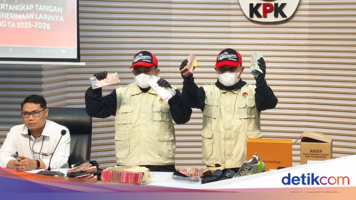 KPK membeberkan penggunaan uang haram hasil pemerasan OPD yang dilakukan Bupati Tulungagung Gatut Sunu Wibowo yang terjerat OTT pada Jumat (17/4). Salah satunya digunakan untuk pemberian THR kepada para pejabat Forkopimda.

Via @detikjatim_