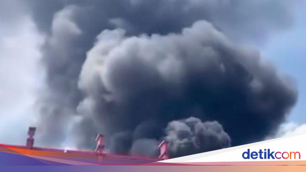 Kebakaran Hanguskan Pabrik Kasur di Gunung Sindur Bogor, Asap Hitam Mengepul