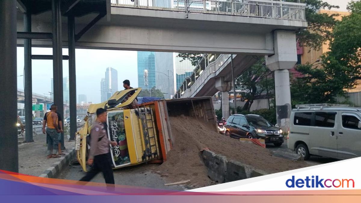 Truk Muatan Pasir Terguling di Jalan Gatot Subroto, Lalu Lintas Padat