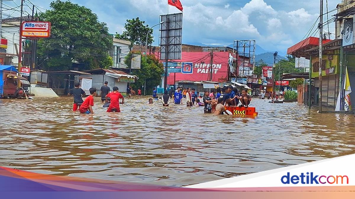 Hujan deras di Kabupaten Bandung menyebabkan banjir, longsor, dan kerusakan rumah. Tiga kecamatan terdampak parah, dengan ribuan jiwa mengungsi.

Via @detikjabar_