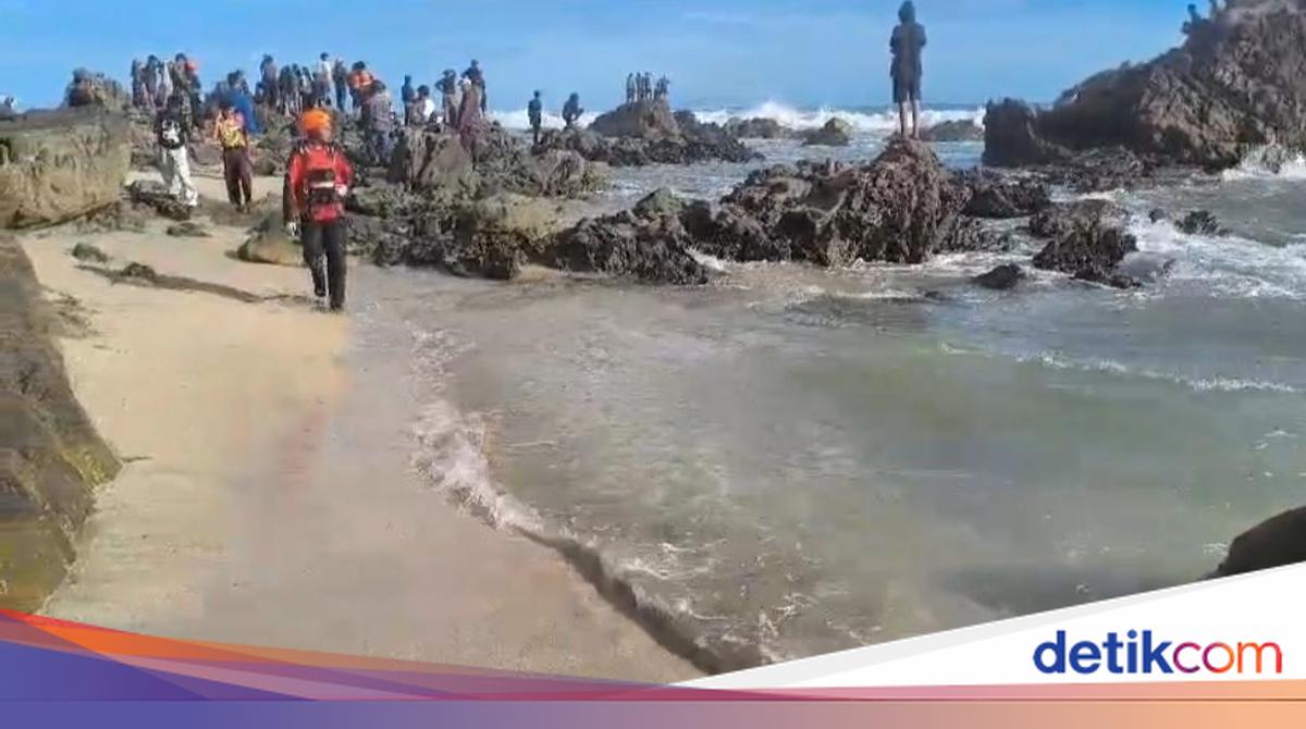 WNA China Hilang Terseret Ombak Saat Renang di Pantai Cibobos Lebak
