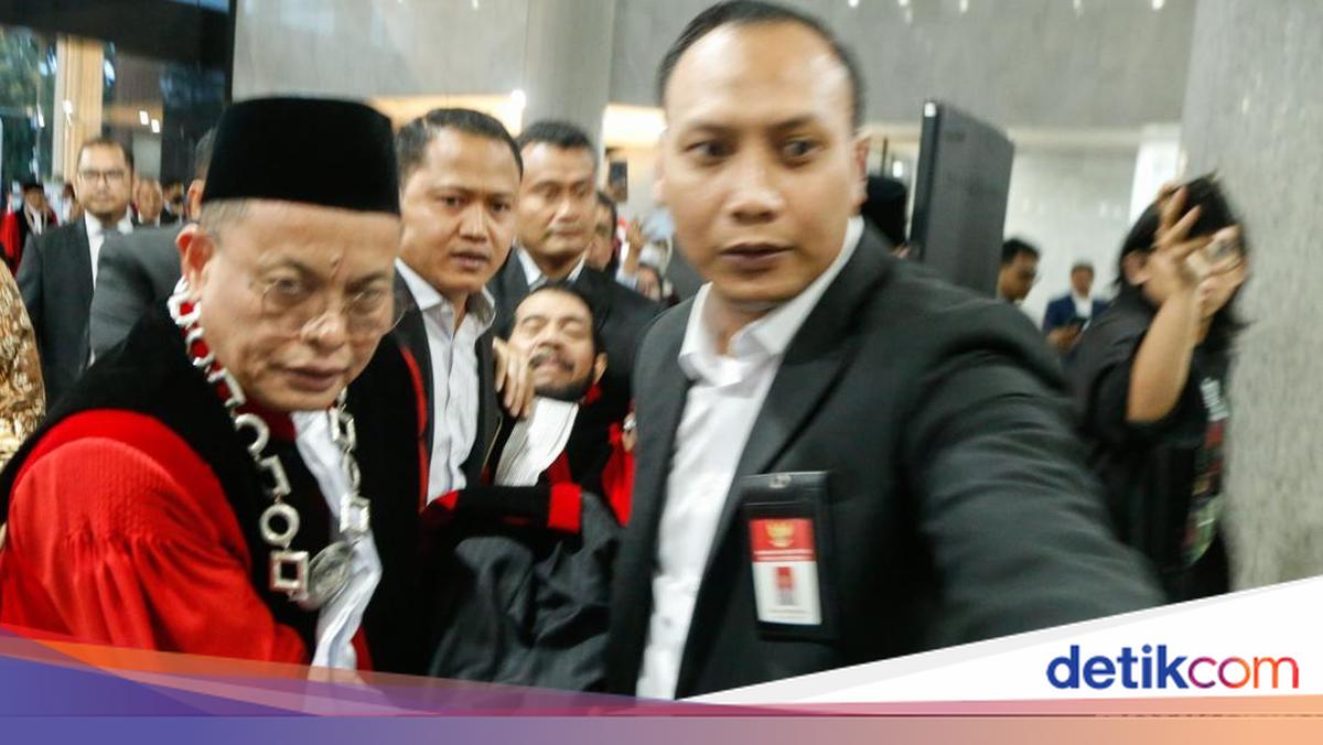 Anwar Usman pingsan usai kirab wisuda purnabakti di Gedung Mahkamah Konstitusi, Jakarta, dan langsung mendapat penanganan petugas.

#Foto