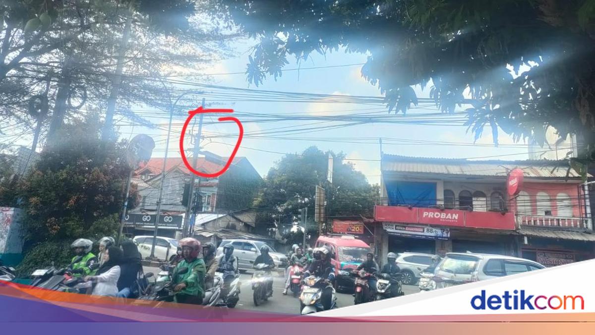 Kabel Internet Tersangkut Truk di Ciputat, Lalu Lintas Sempat Macet Total