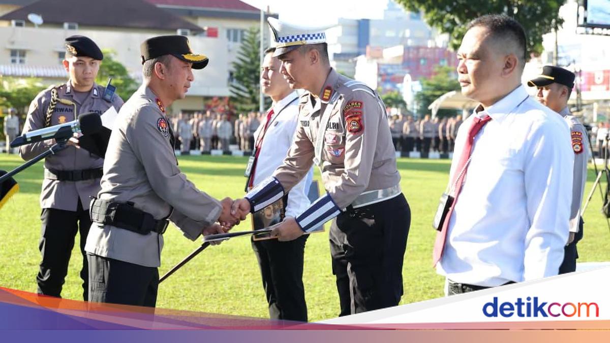 Kapolda Sumsel Beri Penghargaan ke 48 Personel Berprestasi