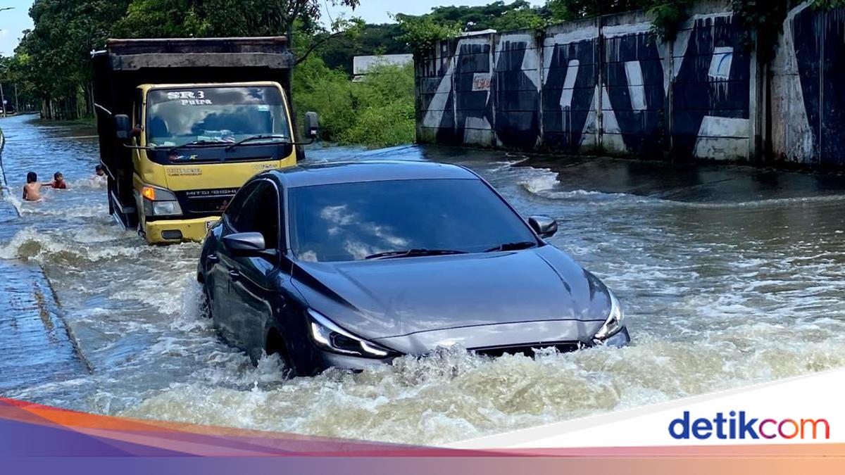 Genangan air masih menguasai Jalan SOR GBLA di Bandung setelah banjir. Warga berharap perhatian pemerintah untuk solusi jangka panjang. Begini penampakannya!

Via @detikjabar_