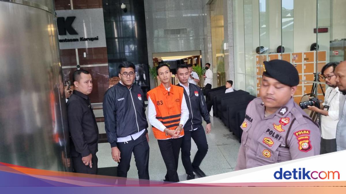 KPK Tahan Ajudan Gubernur Riau Kasus 'Jatah Preman'