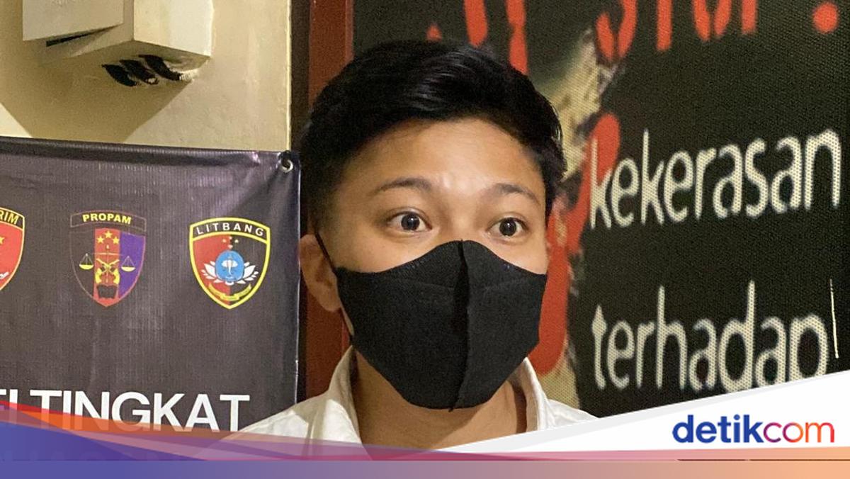 Polemik nikah sesama wanita di Malang terus berlanjut. Erfastino Reynaldi alias Rey Malawat menegaskan bahwa pernyataanya soal Intan dan keluarga tau identitasnya sebagai perempuan sejak awal sebelum nikah siri.

Via @detikjatim_