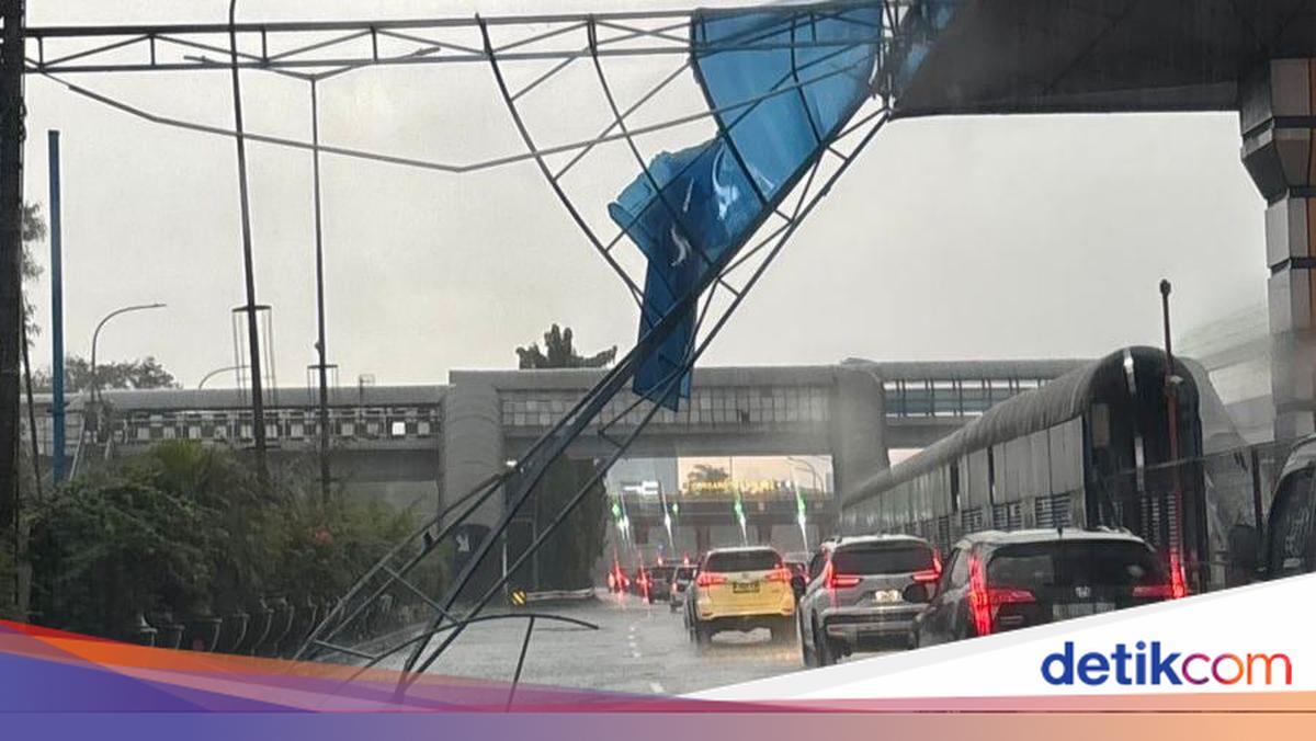 Hujan deras disertai angin kencang membuat sejumlah fasilitas dekat Gerbang Tol (GT) Halim arah Tol Dalam Kota rusak. Reklame besar roboh di sekitar lokasi.