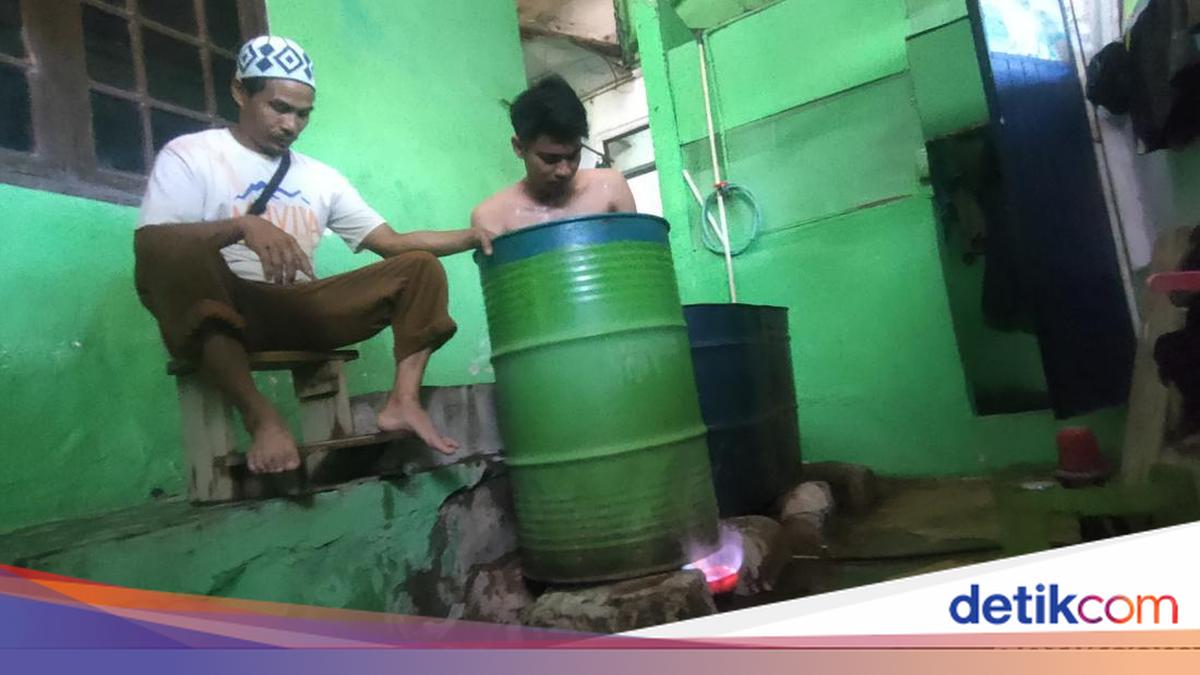 Ritual mandi godog di Cianjur menarik perhatian artis dan WNA. Metode pengobatan tradisional ini diklaim dapat menyembuhkan penyakit dan menangkal sihir.

Via @detikjabar_
