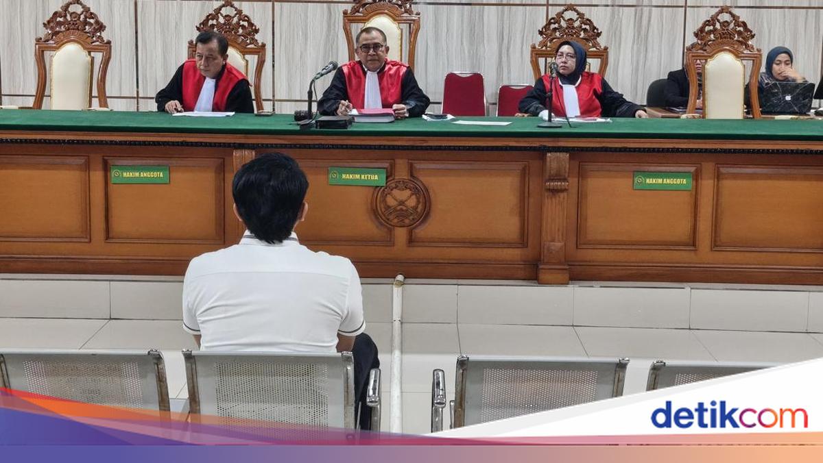 YouTuber Resbob dituntut 2 tahun 6 bulan. Jaksa meyakini Resbob bersalah menghina suku Sunda.