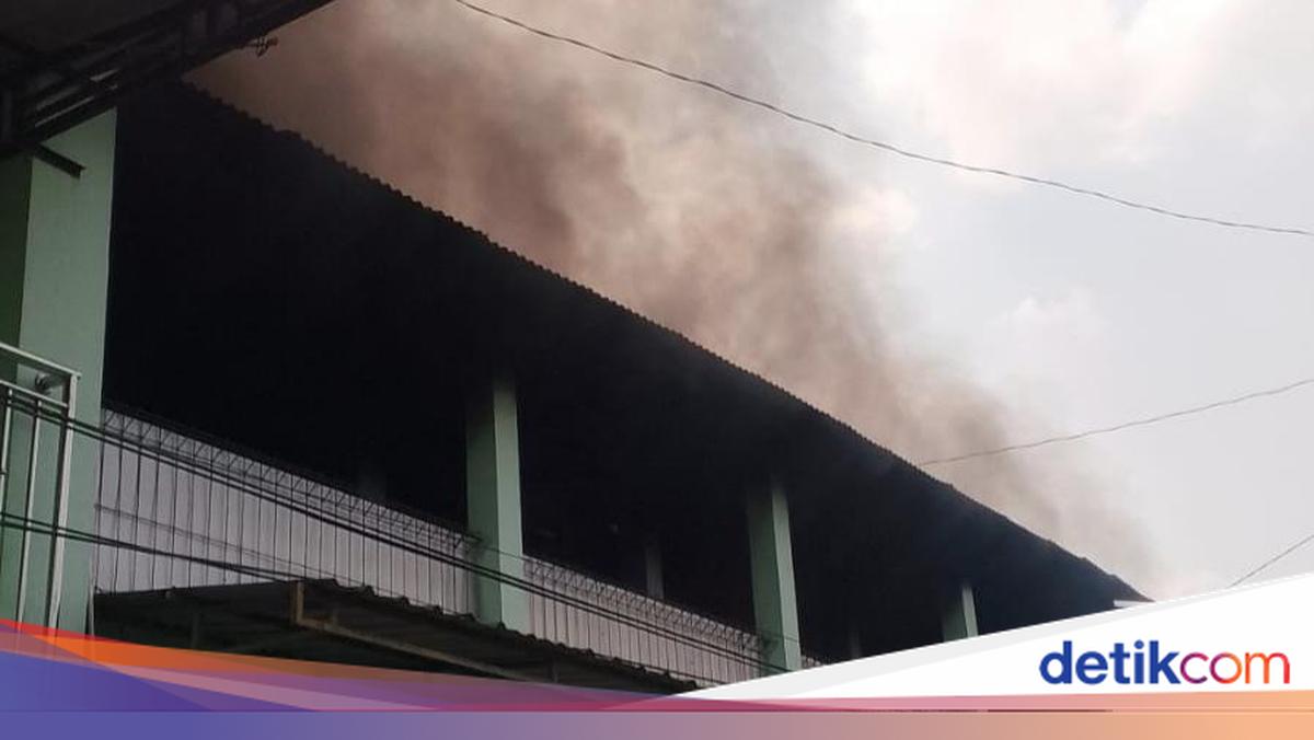 Masjid Al-Fajar Sukoharjo Terbakar, Api Muncul dari Kamar Ustaz