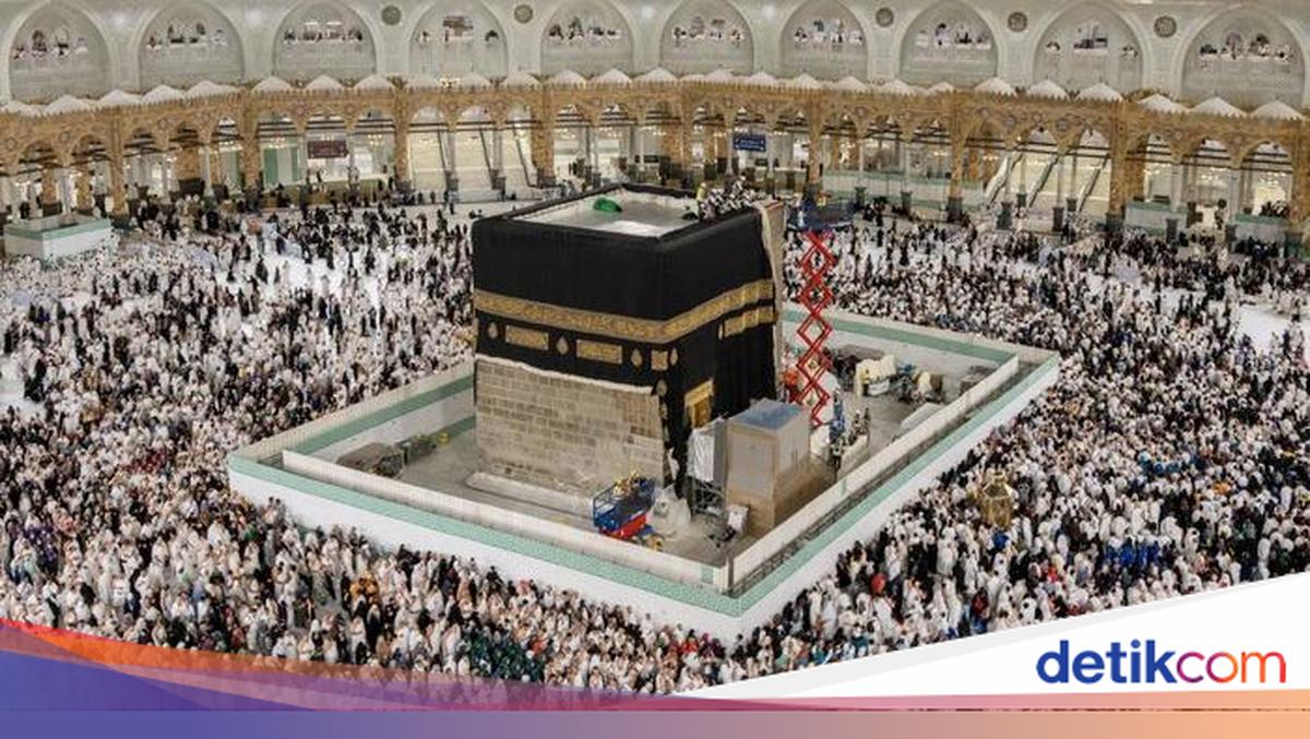 Mulai Diangkat Sebagian, Simak Serba-serbi Penggantian Kiswah Ka'bah