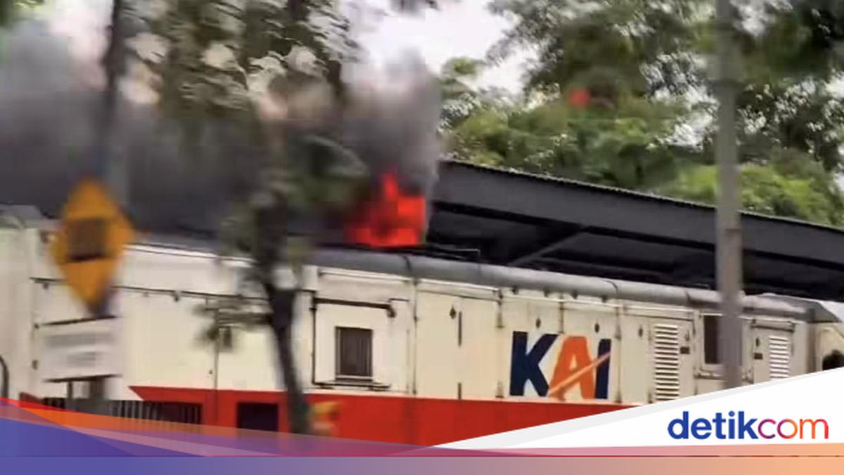 Viral Lokomotif KA Keluarkan Api dan Asap Hitam di Jalan A Yani Surabaya